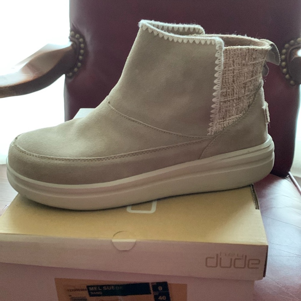 Hey Dude’s suede short boot. Size 9